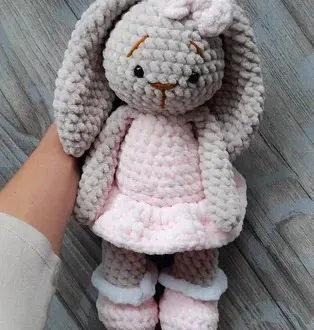 Плюшевая зайка амигуруми