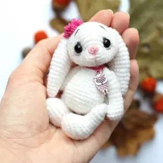 Зайка по имени Фло, она очень любит цветы и бабочек