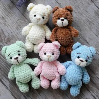 Мягкий и нежный маленький плюшевый мишка