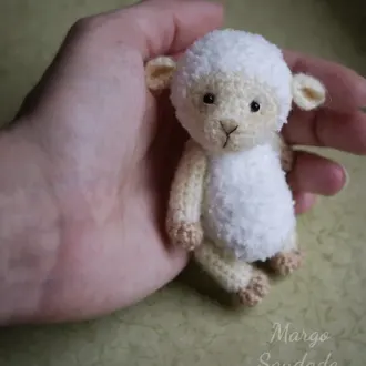 Маленькая милая овечка