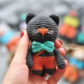 Котёнок в бабочке и шортиках
