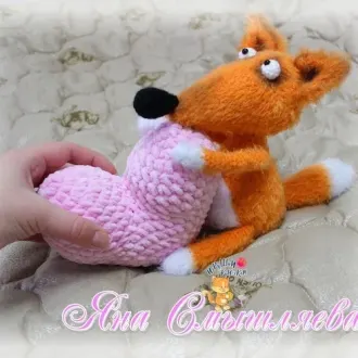 Маленький забавный лисенок Ясик