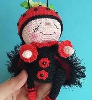 Маленькая спящая божья коровка