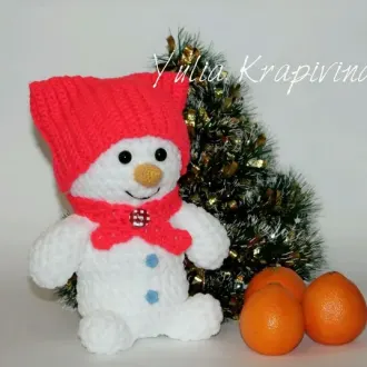 Плюшевый снеговичок в шапке
