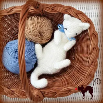 Чудесный котенок в корзинке