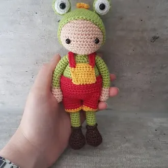 Малыш в костюме лягушонка