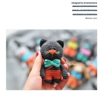 Котейка-амигуруми в бабочке и шортиках