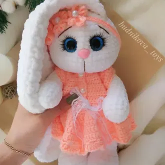 Зайка плюшевая в плaтьe