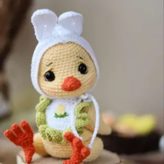 Цыпленок в шапочке с заячьими ушками