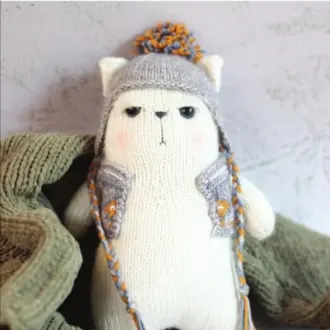 Кошечка в шапке