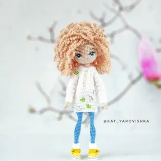 Кукла с кудрявыми волосами