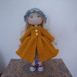 Кукла в плащике