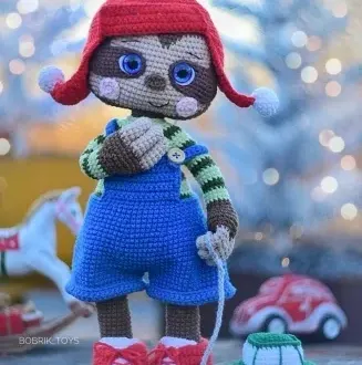 Малыш ленивец с машинкой